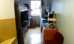 Vue d'une cellule de la maison d'arrêt de Villepinte d'un détenu participant au programme "Respecto", le 14 octobre 2016
