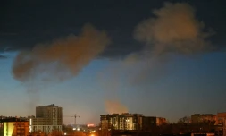 De la fumée s'élÚve au dessus de Lviv dans l'Ouest de l'Ukraine aprÚs des frappes de missiles, le 15 février 2014