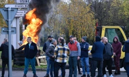 Des salariés de Novasco bloquent l'accès à l'usine d'Hagondange (Moselle) le 14 novembre 2025