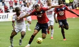 L'attaquant lillois Yilmaz à la lutte avec le Brestois Ibrahima Diallo lors d'un match de préparation, le 16 août 2020 à Villeneuve-d'Ascq