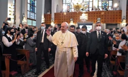 Photo fournie par le bureau de presse du gouvernement chypriote montrant le pape François arrivant à la cathédrale maronite Notre-Dame de Grùce, dans la capitale Nicosie, le 2 décembre 2021