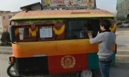 Un client afghan achète un burger dans un "food truck" à Kaboul, le 27 décembre 2015