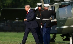 Le président américain Donald Trump descend de Marine One après avoir atterri à l'Ellipse, près de la Maison Blanche à Washington, le 15 juillet 2026