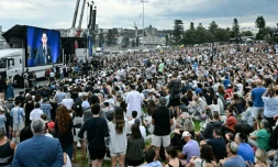 Des personnes assistent à la cérémonie en hommage aux victimes de la tuerie antisémite de Bondi Beach, à Sydney, le 21 décembre 2025