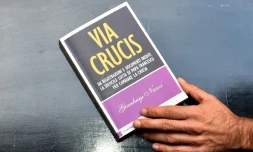 Le livre "Via crucis" est présenté à la presse à Rome le 2 novembre 2015