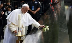 Le pape François prie pour les victimes du 11 septembre 2001, au mémorial du 11-Septembre, le 25 septembre 2015 à New York