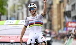 Le Belge Remco Evenepoel remporte en solitaire la classique Liège-Bastogne-Liège, le 23 avril 2023 