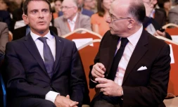 Le Premier ministre Manuel Valls (g) et le ministre de l'Intérieur Bernard Cazeneuve, le 8 septembre 2016 à Paris