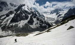 Une femme marche sur la mer de Glace le 18 juin 2019