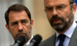 Le Premier ministre Edouard Philippe (D) et le ministre de l'Intérieur Christophe Castaner (G) le 30 juillet 2019 dans la cour de Matignon, à Paris