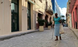 Une retraité cubaine marche dans une rue de La Havane le 17 décembre 2020