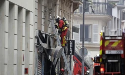 Des pompiers sur les lieux d'une explosion qui s'est produite dans une boulangerie, le 12 janvier 2019 dans le 9e arrondissement de Paris
