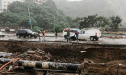 Une chaussée partiellement effondrée sur Quarry Road, à Durban le 18 avril 2022