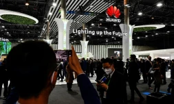 Des visiteurs du salon mondial du mobile devant le stand Huawei, le 28 février 2022 à Barcelone