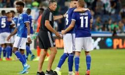 L'entraßneur de Strasbourg Thierry Laurey (g) aux cÎtés de ses joueurs à la fin du match du 2e tour retour des qualifs de la C3 contre Maccabi Haïfa, le 1er août 2019 à Haïfa