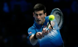 Le Serbe Novak Djokovic affronte le Japonais Kei Nishikori lors de la 1re journée du Masters à Londres, le 15 novembre 2015