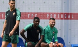 L'attaquant vedette Cristiano Ronaldo (g), le milieu William Carvalho (c) et le gardien Anthony Lopes avant un entraînement du Portugal, le 24 juin 2018 à Kratovo 