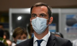 Le ministre de la Santé Olivier Véran lors d'une visite du Premier ministre Jean Castex au CHU de Montpellier, le 11 août 2020