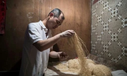 Lau Fat-cheong, l'un des derniers fabricants traditionnels de nouilles, à Hong Kong le 25 juillet 2017