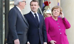 Le président de la Commission européenne Jean-Claude Juncker, le président français Emmanuel Macron et la chanceliÚre allemande Angela Merkel à Paris le 26 mars 2019