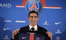 Le miieu argentin Angel Di Maria pose avec son maillot aux couleurs du PSG lors de sa présentation officielle, le 6 août 2015 à Paris