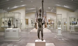 Une sculpture d'art dogon exposée dans l'aile Michael C. Rockefeller consacrée aux arts d'Afrique, d'Océanie et des "anciennes Amériques", le 28 mai 2025 au Metropolitan Museum de New York