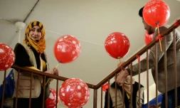Une membre de l'association Génération Renaissance distribue des ballons pour la Saint-Valentin dans une école à Mossoul le 14 février 2017