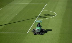 Un jardinier prĂ©pare la pelouse du stade de Gelsenkirchen, en Allemagne, oĂč joue le club de la premiĂšre divison de la Bundesliga, le FC Schalke 04, le 14 mai 2020