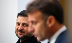 Le président ukrainien Volodymyr Zelensky écoute son homologue français Emmanuel Macron lors d'une conférence de presse, le 17 novembre 2025 à Paris