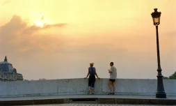 Les couples dans lesquels l'homme est plus jeune que la femme sont de plus en plus fréquents et représentent 16% des couples formés dans les années 2000, selon une étude de l'Insee