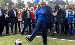 La Première ministre conservatrice norvégienne Erna Solberg (c) en campagne à Oslo, le 9 septembre 2017