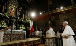 Le pape François prie au sanctuaire marial de Jasna Gora à Czestochowa, le 28 juillet 2016 en Pologne