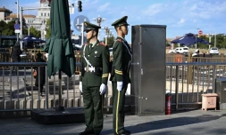 Des policiers paramilitaires chinois montent la garde à une entrée de la place Tiananmen pendant la session pléniÚre du Comité central du Parti communiste, à Pékin, le 26 octobre 2026