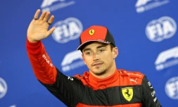 Le Monégasque Charles Leclerc (Ferrari) aprÚs avoir décroché la pole position du GP de Bahreïn, le 19 mars 2022 à Sakhir