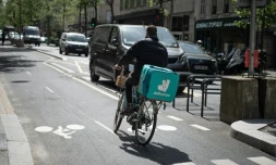 Un livreur à vélo pour Deliveroo dans une rue à Paris, le 20 avril 2022