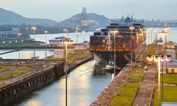 Un cargo traverse les écluses Cocoli du canal de Panama, le 21 février 2025