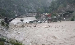 Un pont rompu par les inondations dans l'Etat indien d'Uttarakhand, le 19 octobre 2021
