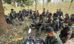 Des paramilitaires, membres des Gardes de la réserve de district (DRG), lors d'un entraînement à leur base de Dantewada, dans le district de Bastar de l'Etat de Chhattisgarh, le 16 mars 2025 dans le centre de l'Inde