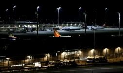 Un avion de la compagnie aérienne EasyJet parmi d'autres immobilisés à l'aéroport international de Munich, dans le sud de l'Allemagne, tôt le matin du 4 octobre 2025