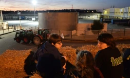 Des producteurs de lait bloquent l'accès à un site de Lactalis le 29 août 2016 à Cesson-Sevigné près de Rennes