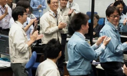Les chercheurs et ingénieurs dans le au centre de contrôle de Sagamihara (Japon) le 3 octobre 2018. Photo fouyrnie par l'Agence spatiale nippone Jaxa et l'Institut de l'espace et des sciences astronautiques (ISAS). AFP PHOTO /ISAS-JAXA 