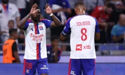Ainsley Maitland-Niles (g), auteur du deuxième but de Lyon sur un service de Corentin Tolisso (de dos), face au Sparta Prague, le 11 août à Décines-Charpieu
