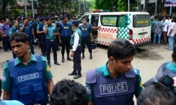 Des policiers bangladais près du restaurant à  Dacca, le 2 juillet 2016, où les jihadistes ont tué 20 civils lors d'une prise d'otages