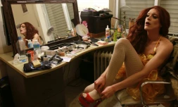 Yossale, drag-queen israélien se prépare pour son spectacle dans un bar gay de Jérusalem, le "Video", le 23 février 2016