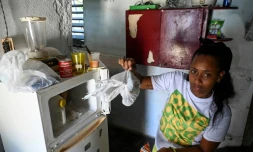 Diana Ruiz montre la nourriture qu'elle a dans son réfrigérateur, chez elle à La Havane, le 27 mars 2024 à Cuba