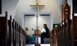 Le pasteur Joel Crouse (D) échange avec une fidèle à l'église luthérienne Saint John d'Ottawa, le 16 septembre 2020