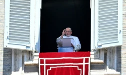 Le pape François lors de la priÚre de l'Angélus sur la place Saint-Pierre au Vatican, le 13 août 2023