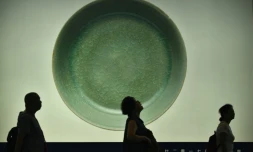 Photo du bol de la dynastie chinoise Song qui a battu un record en s'adjugeant 32 millions d'euros chez Sotheby's à Hong Kong le 3 octobre 2017