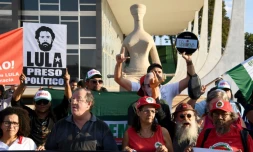 Des partisans de l'ancien président brésilien Luiz Inacio Lula da Silva manifestent contre son emprisonnement devant la Cour suprême, le 31 mai 2018 à Brasilia
