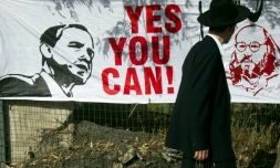 Un juif orthodoxe passe devant une bannière appelant Barack Obama à libérer Jonathan Pollard, le 13 mars 2013 à Jérusalem